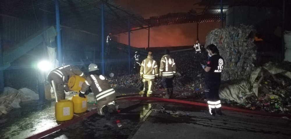 Ümraniye’de katı atık toplama merkezindeki patlamalı yangın geceyi aydınlattı 