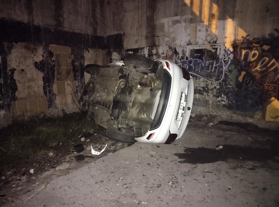 Ümraniye'de otomobil viyadükten aşağı uçtu