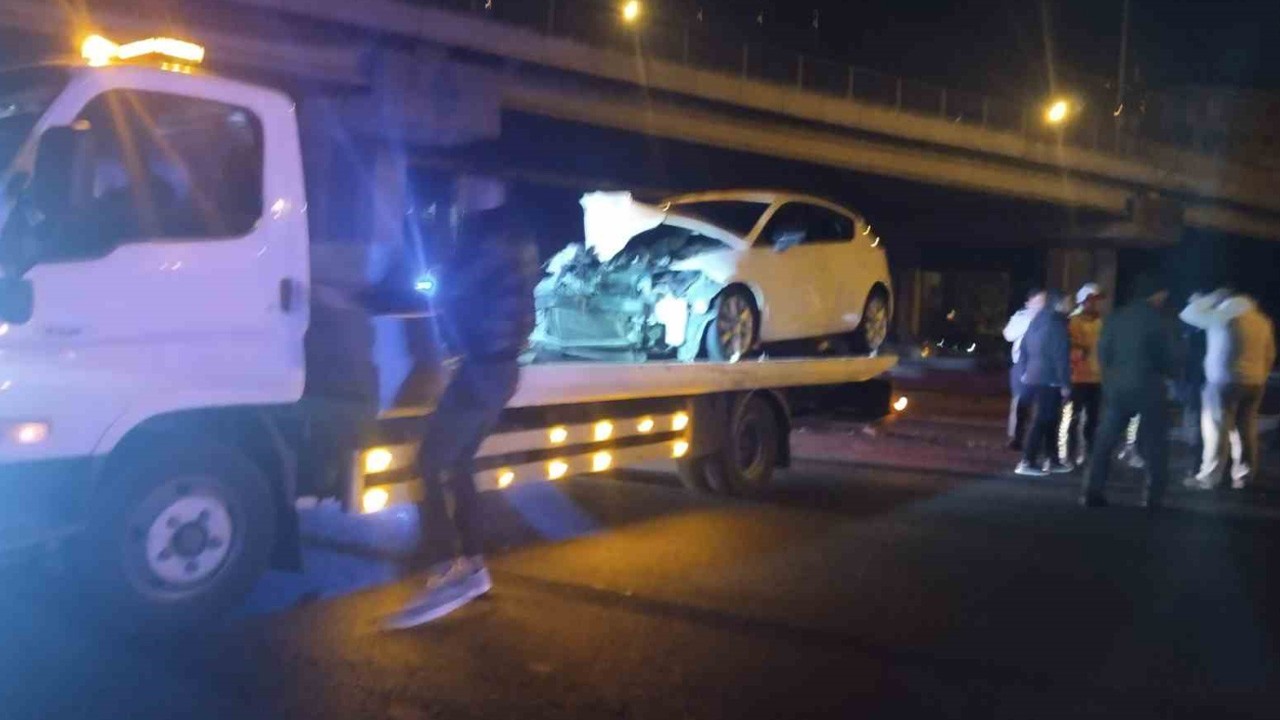 Ümraniye’de otomobil yolcu otobüsüne çarptı