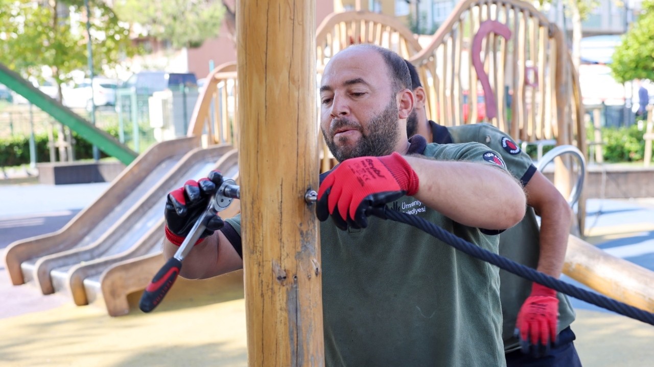 Ümraniye'de parklarda bakım, onarım ve yenileme çalışmaları aralıksız devam ediyor