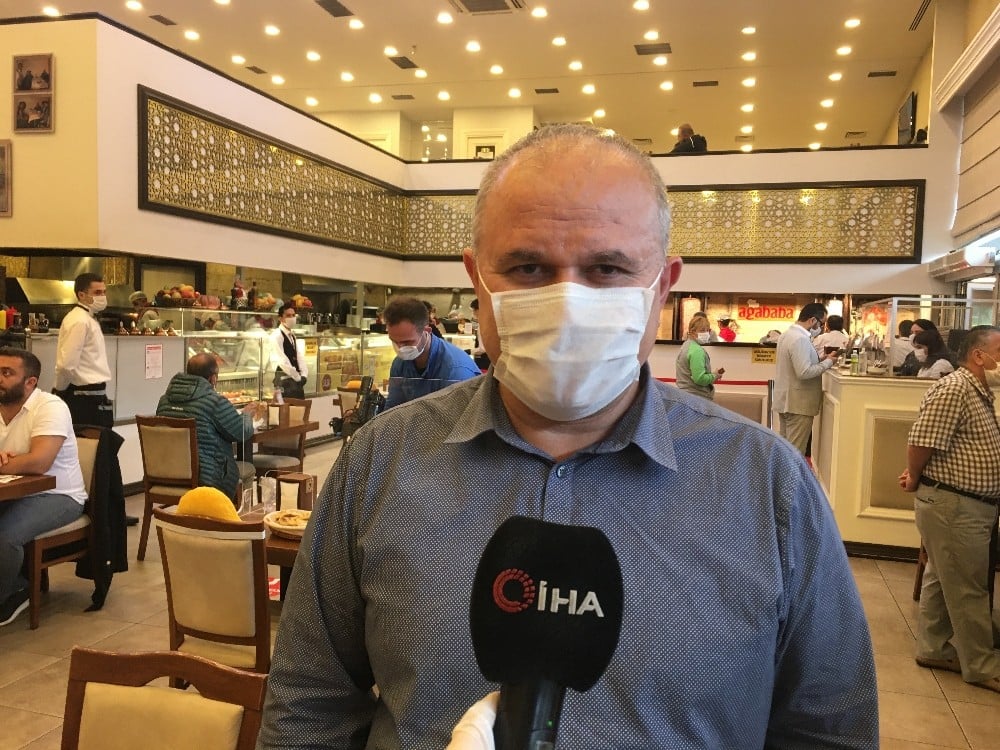 Ümraniye’de restoranda koronaya karşı ‘paravanlı masa’ önlemi 