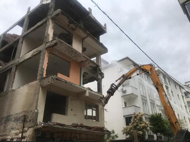 Ümraniye'de riskli binaların kontrollü yıkımı başladı