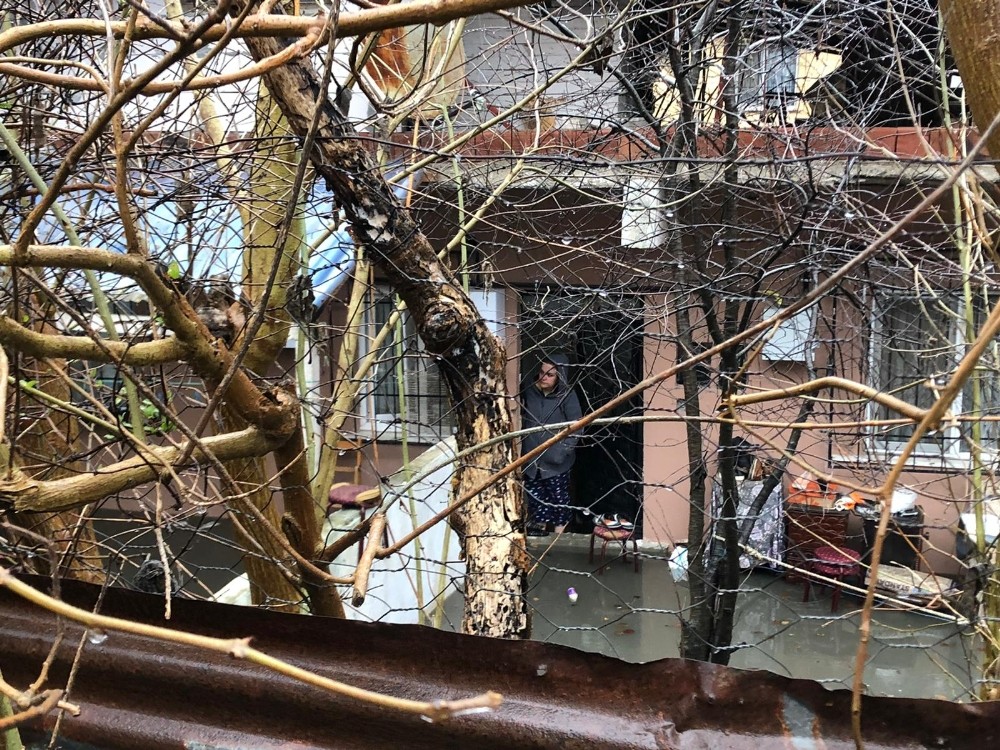 Ümraniye’de sağanak yağış nedeniyle evi su bastı 