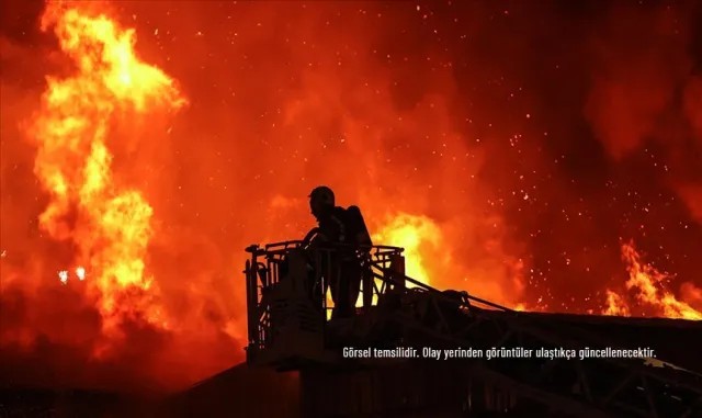 Ümraniye'de seyir halindeki otomobilde çıkan yangın söndürüldü
