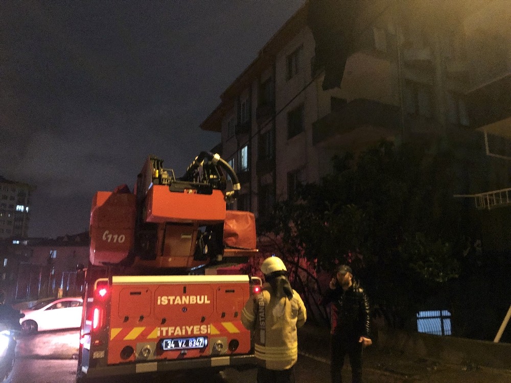 Ümraniye’de şiddetli rüzgar çatıyı uçurdu 