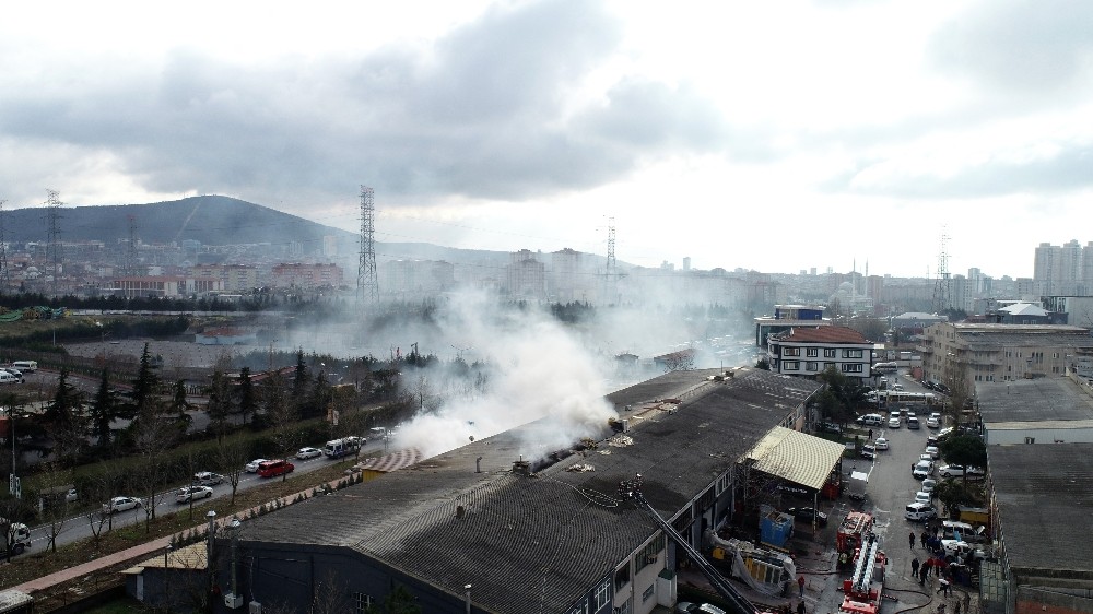 Ümraniye’de yangın çıkan ambalaj deposu havadan görüntülendi 
