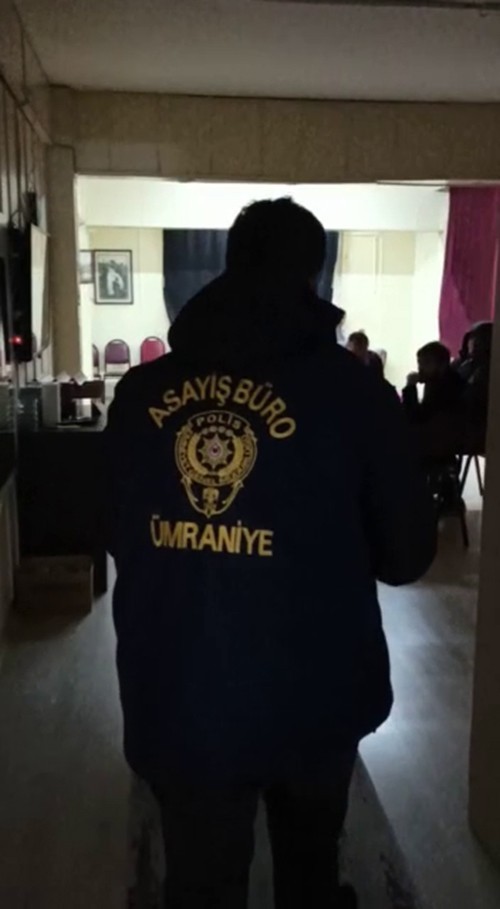 Ümraniye’de yasağa rağmen açık olan kıraathaneye baskın 