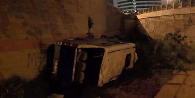 Ümraniye'de yolcu minibüsü üst geçitten uçtu