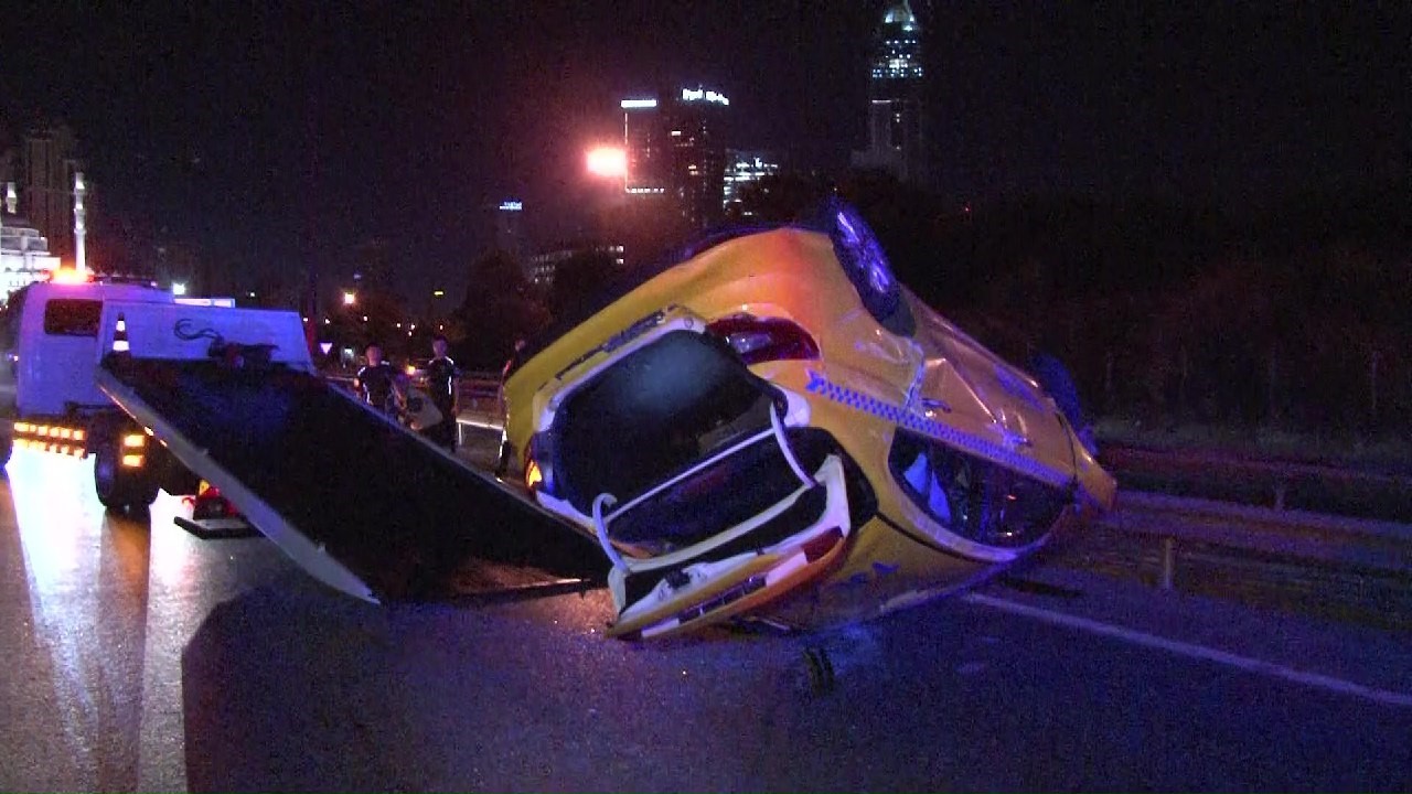 Ümraniye'de yolcu taşıyan ticari taksi takla attı: 1 yaralı