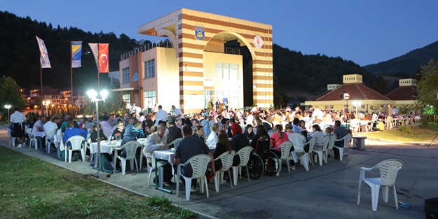 Ümraniye'de yüzbinler iftarda aynı sofrada buluştu