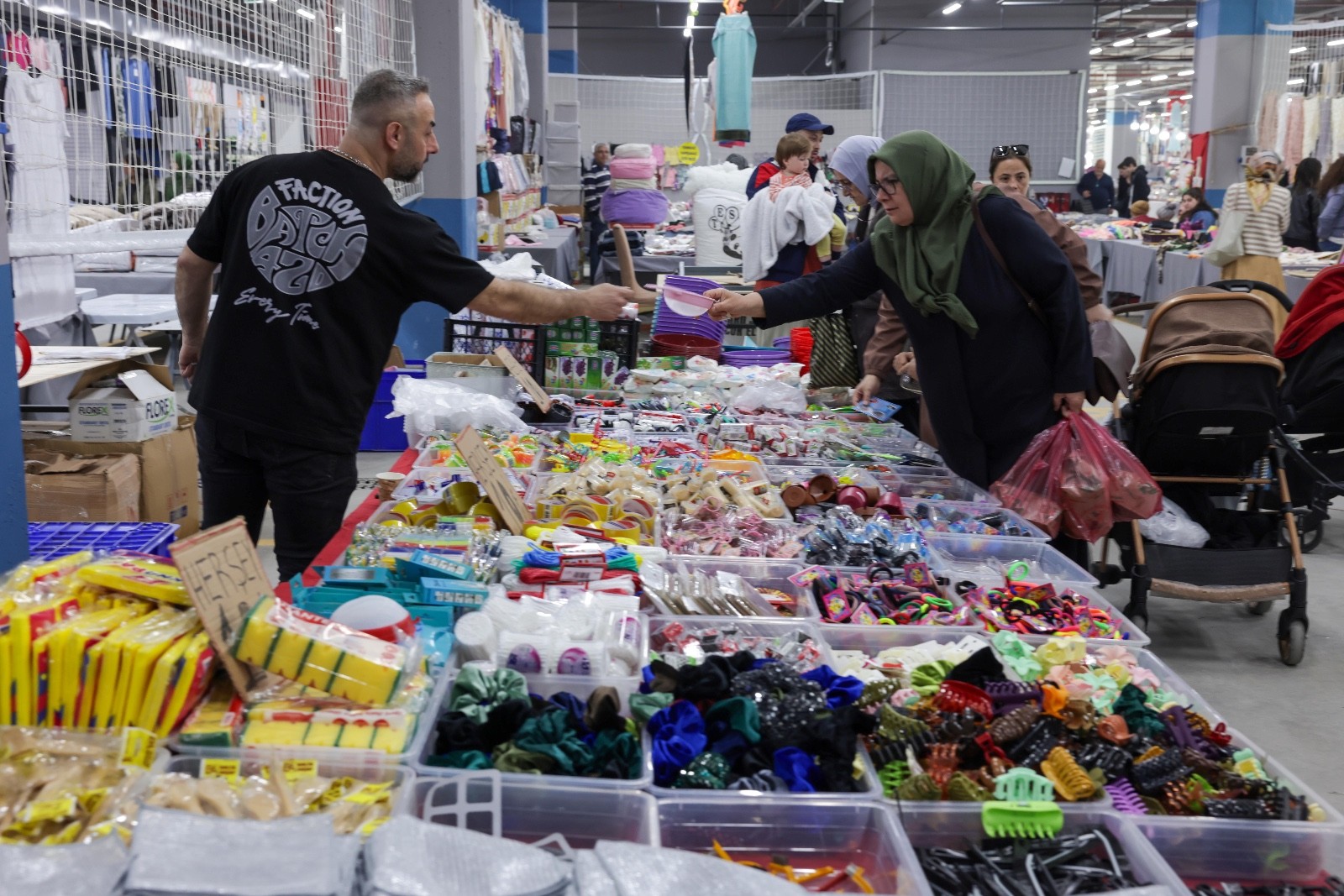 Ümraniye'deki Kapalı Pazar'a vatandaşlardan yoğun ilgi
