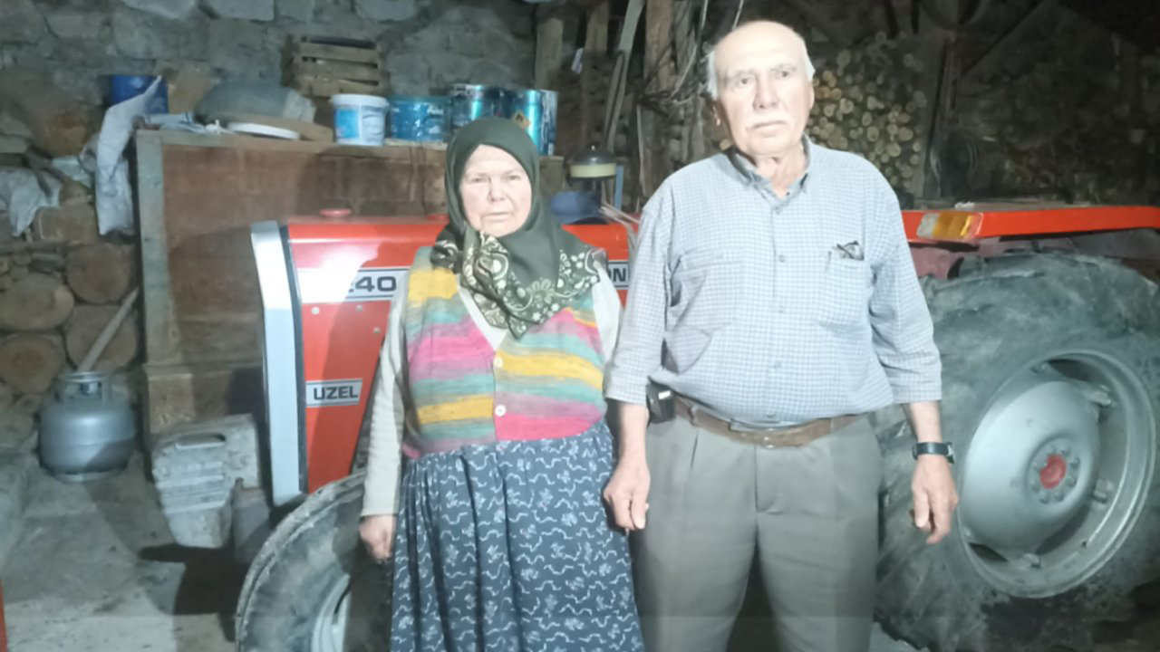 Umre için biriktirdikleri altın ve parayı dolandırıcıya kaptırdılar