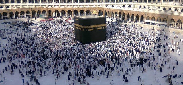 Umre ihramına girdiği halde, henüz tavaf ve say yapmadan mazeretsiz olarak bir gündüz veya gece süresince elbise giyen kişinin ne yapması gerekir?