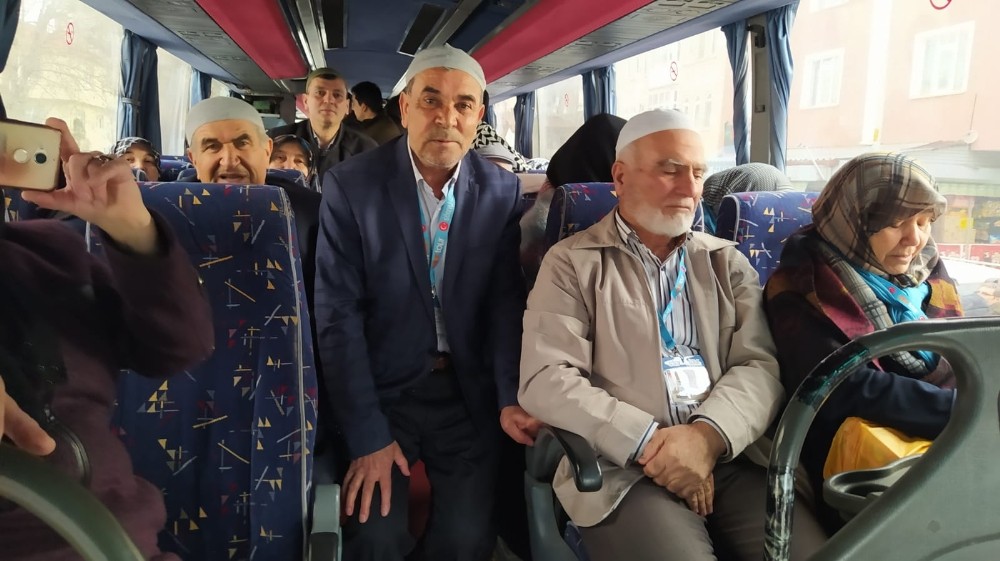 Umre yolcuları dua ve gözyaşlarıyla uğurlandı 