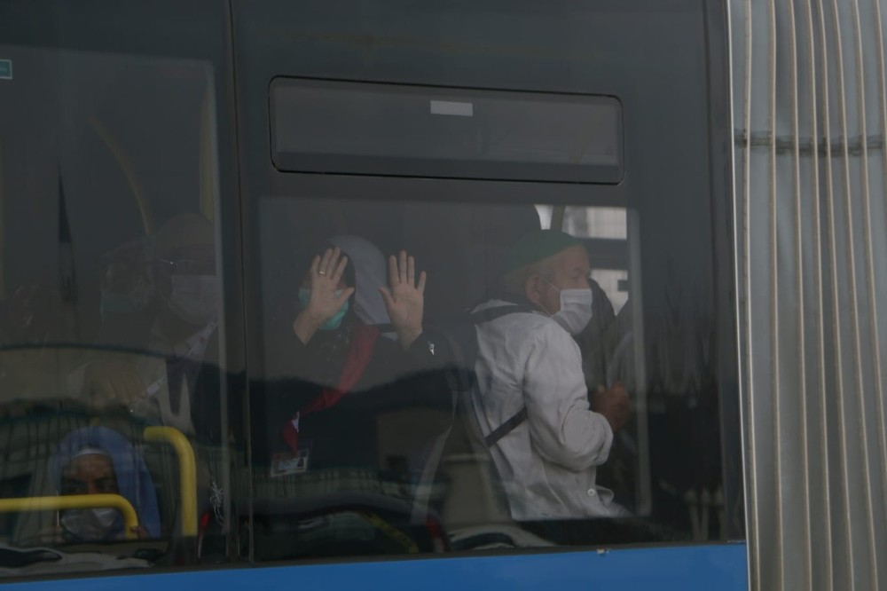 Umre yolcuları karantina yurtlarına götürülüyor 