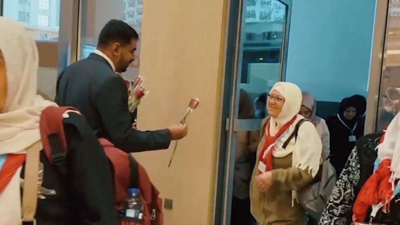 Umreye giden şehit yakınları karanfillerle karşılandı! Allah bu bayrağı indirmesin