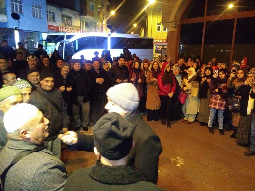 Umreye gidenler dualarla uğurlandı 