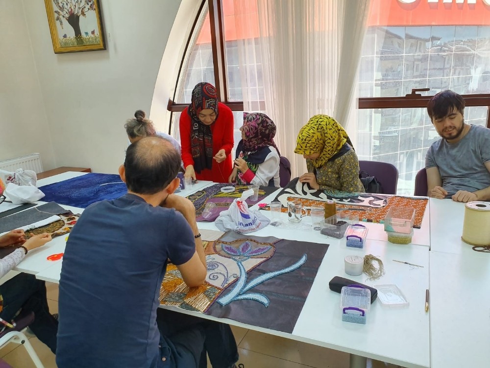 Umudun kanatları özel eğitim grubundan el emeği umutları 