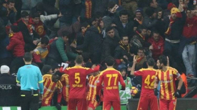 Umut Bulut gol attı, tribün çöktü!