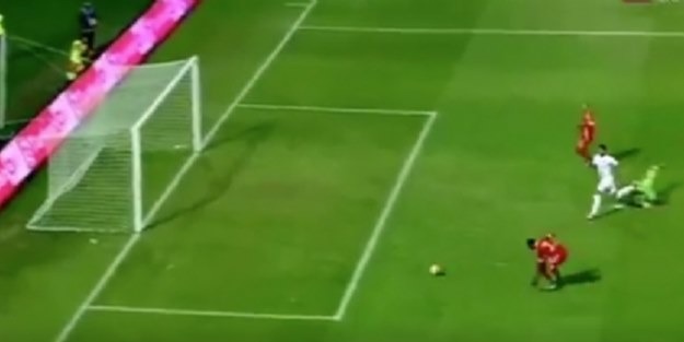 Umut Bulut inanılmazı başardı! Dönen top gol oldu