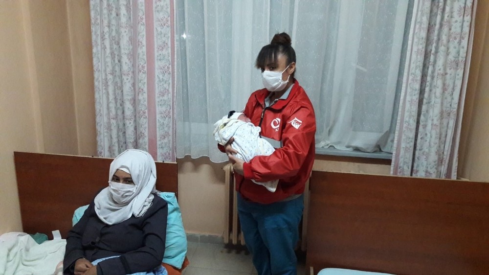 Umut yolculuğunun ilk bebeği gözlerini dünyaya açtı 