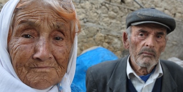 Umutla gözlerini yoldan ayırmıyor