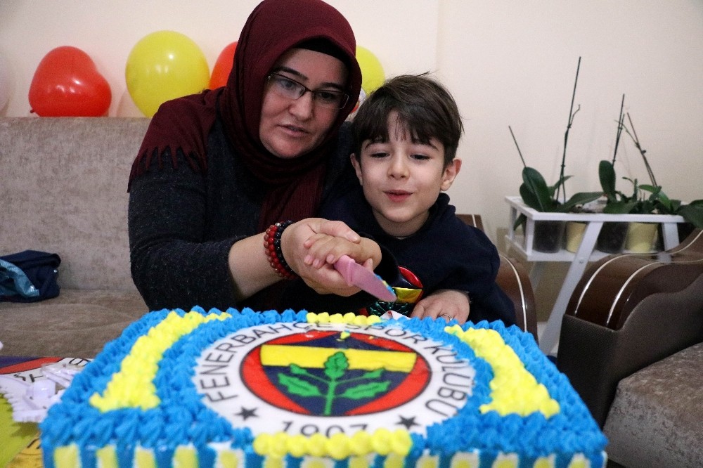 ’Umut’landıran müjdenin ardından pastalı ilk doğum günü kutlaması 