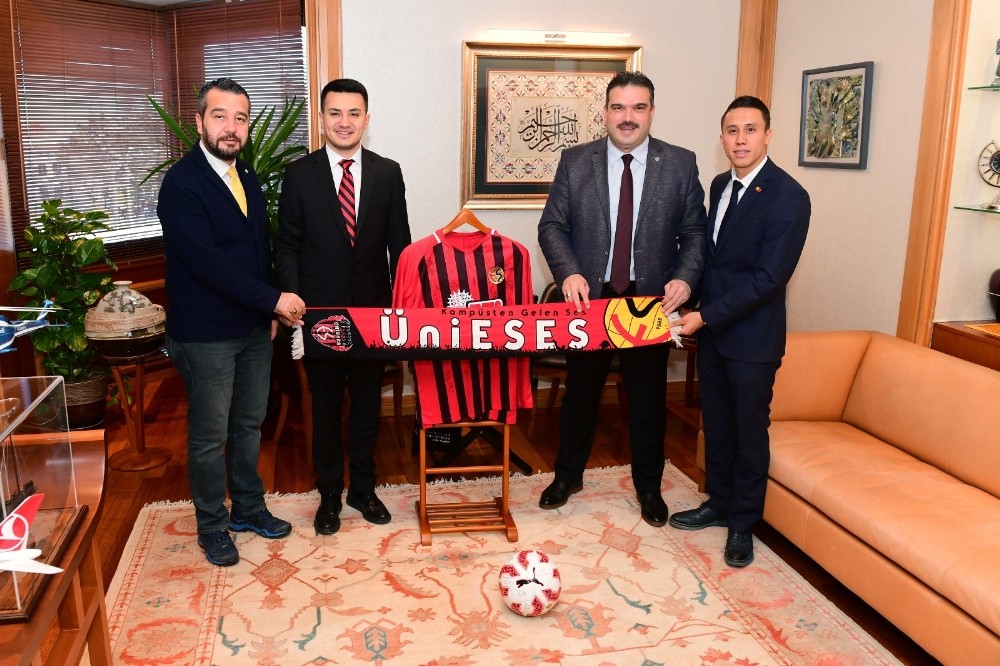 ÜniEsEs’ten Rektör Çomaklı’ya ziyaret 