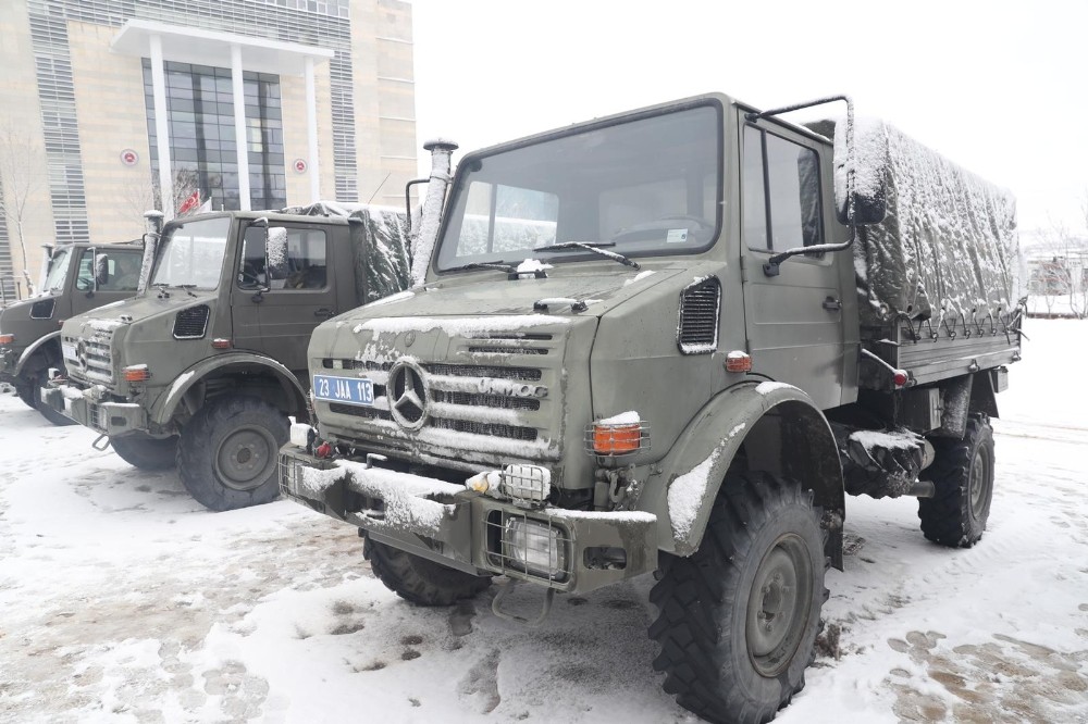 Unimog askeri araçlar Elazığ’da depremzedeler için görevde 
