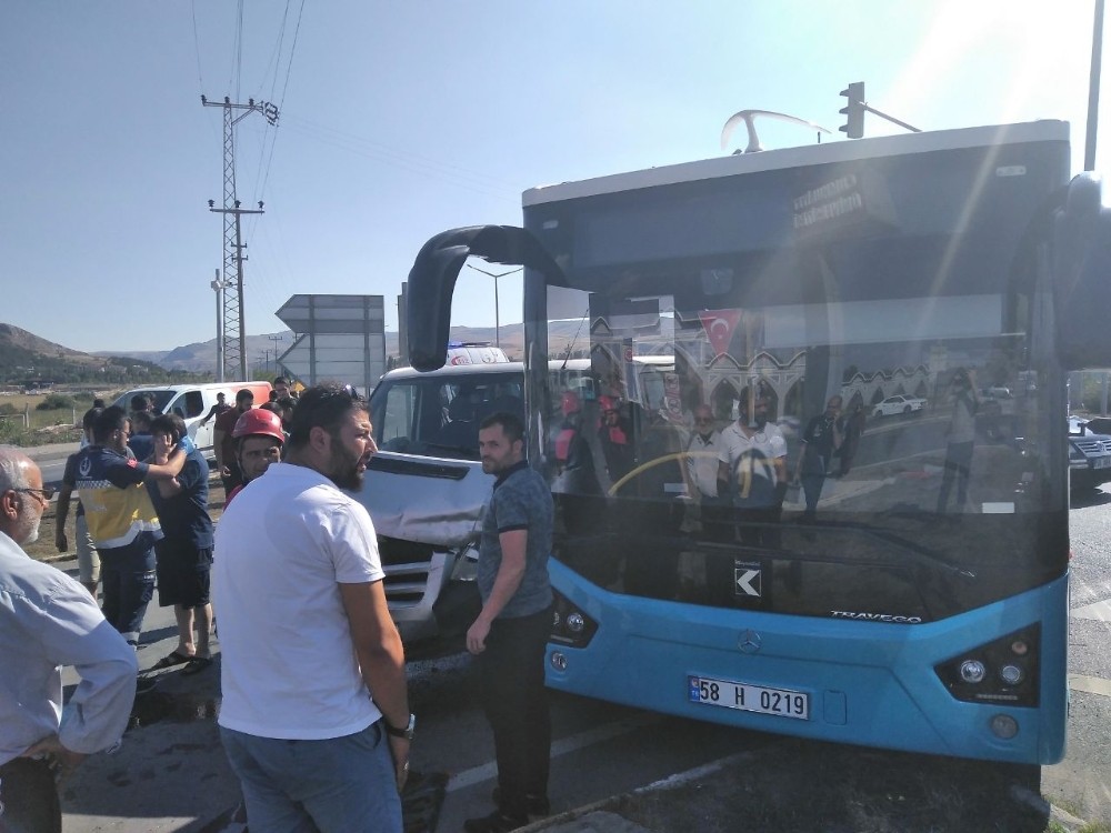 Üniversite girişinde kaza 2 yaralı 