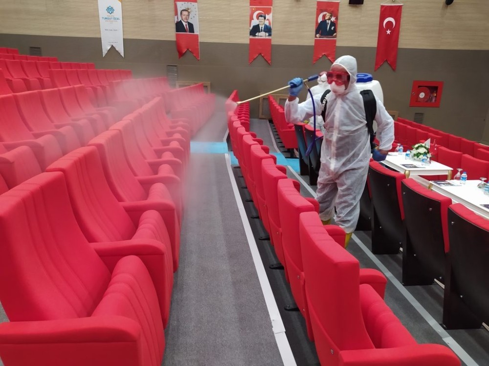 Üniversite kampüsü Korona virüse karşı ilaçlandı 