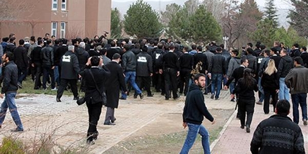 Üniversite karıştı: Polise atmak istedi, elinde patladı!