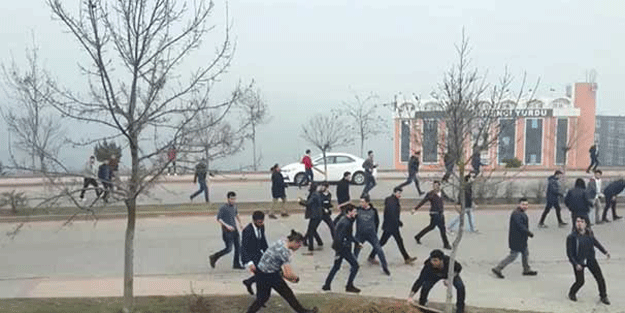 Üniversite karıştı taş ve sopalarla birbirlerine girdiler… Çok sayıda gözaltı var!