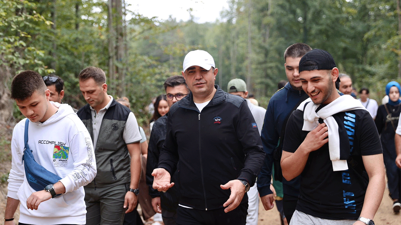 Üniversite öğrenciler hem yürüdü hem sohbet etti