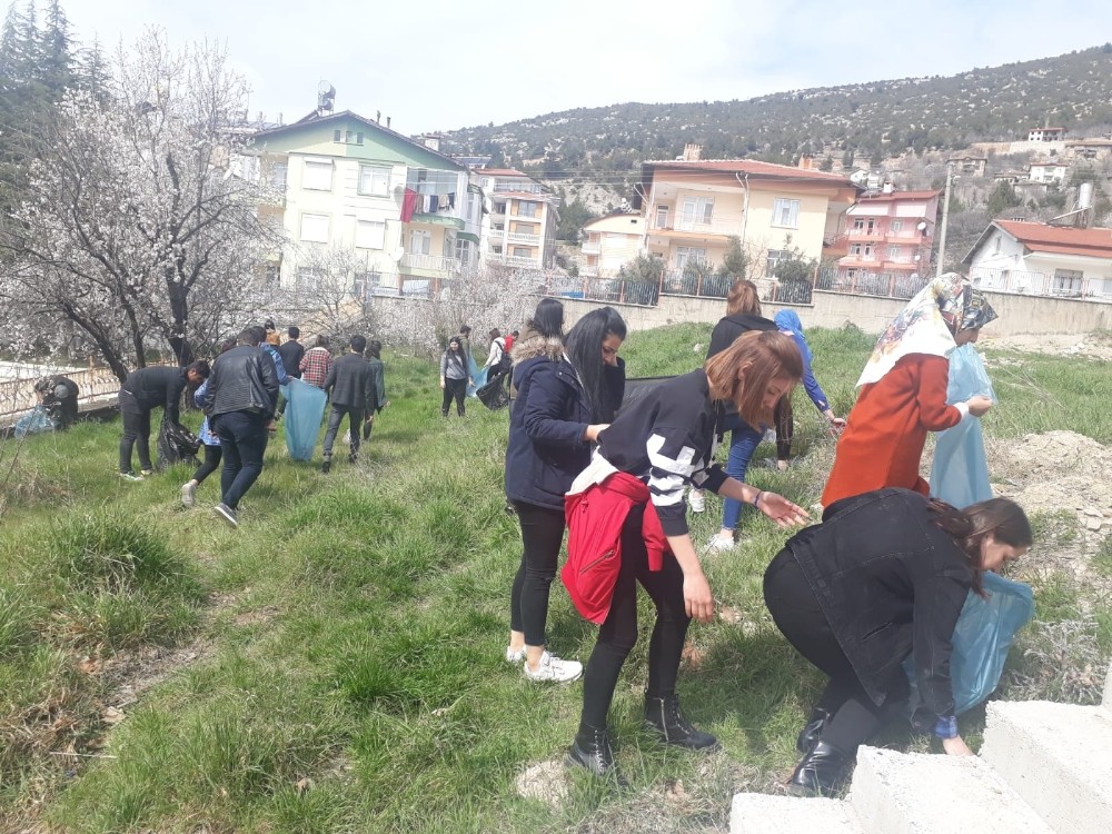 Üniversite Öğrencileri çevre temizliği yaptı 