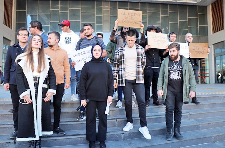 Üniversite öğrencileri, Edirne Belediyesi’ni topa tuttu... 43 bin üniversite öğrencisi ETUS’tan hakkını istiyor: Müşteri değil, öğrenciyiz