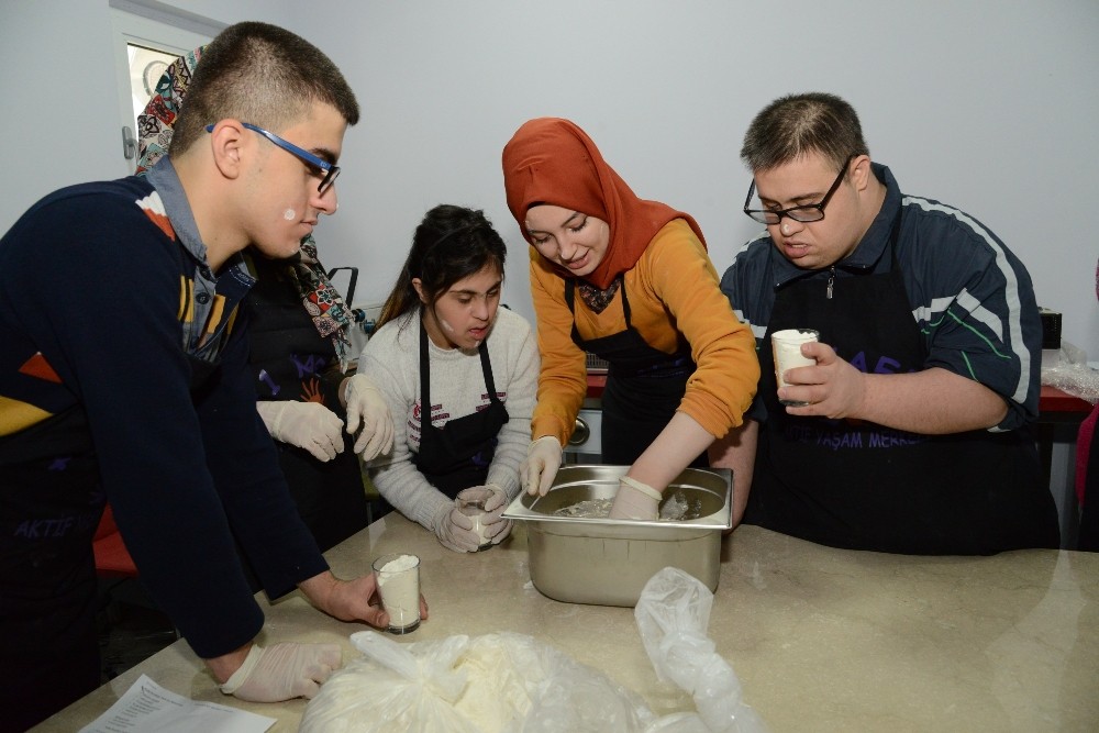 Üniversite öğrencileri engellilerle bir araya geldi 