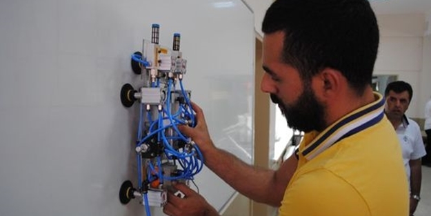 Üniversite öğrencileri geliştirdi! Dik yüzeye tırmanabilen robot