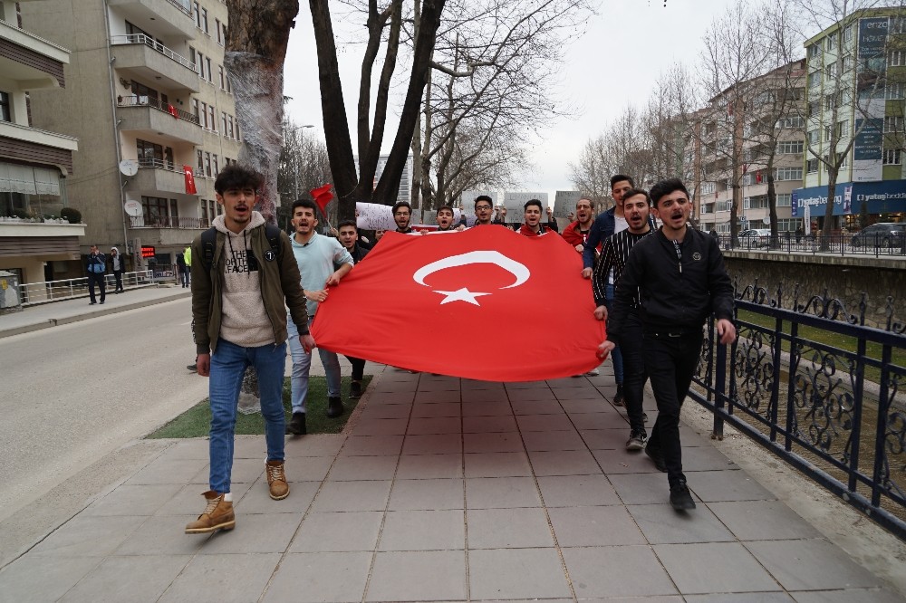 Üniversite öğrencileri, Mehmetçiğe destek için yürüyüş yaptı 
