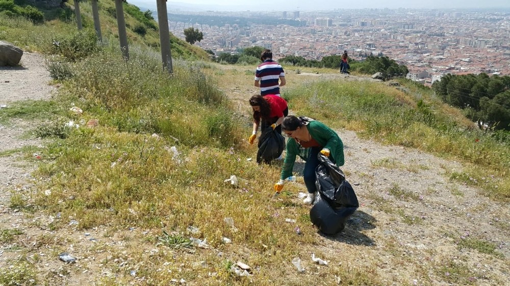 Üniversite öğrencileri Spil Dağı yolunda çöp topladı 