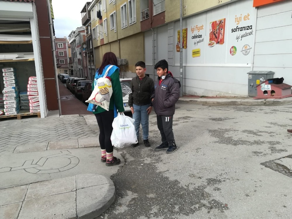 Üniversite öğrencilerinden çocuklara yılbaşı hediyesi 