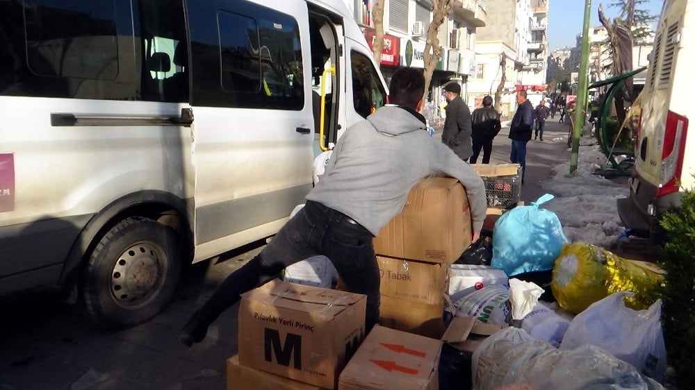 Üniversite öğrencilerinden depremzedelere yardım eli 