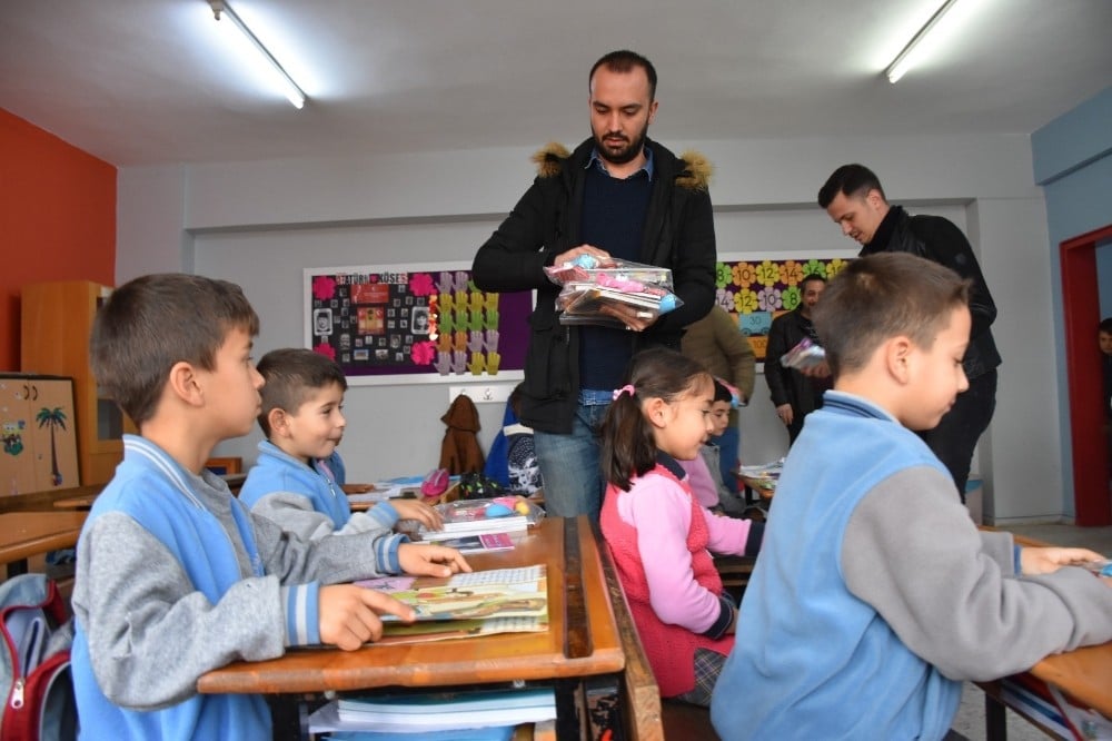 Üniversite öğrencilerinden minik öğrencilere kitap 