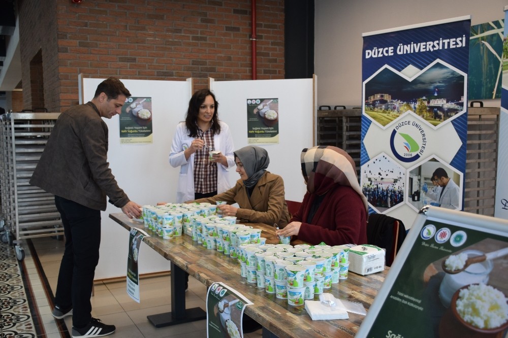 Üniversite öğrencilerine kefir yoğurdu ikram edildi 