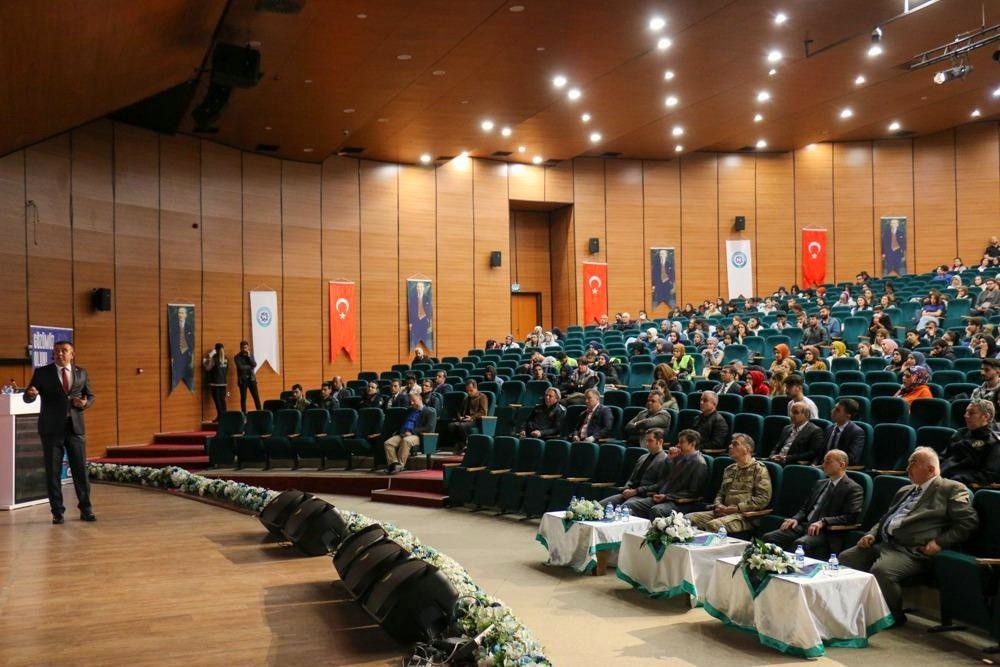 Üniversite öğrencilerine uyuşturucu semineri