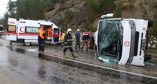 Üniversite öğrencilerini taşıyan otobüs devrildi: 31 yaralı
