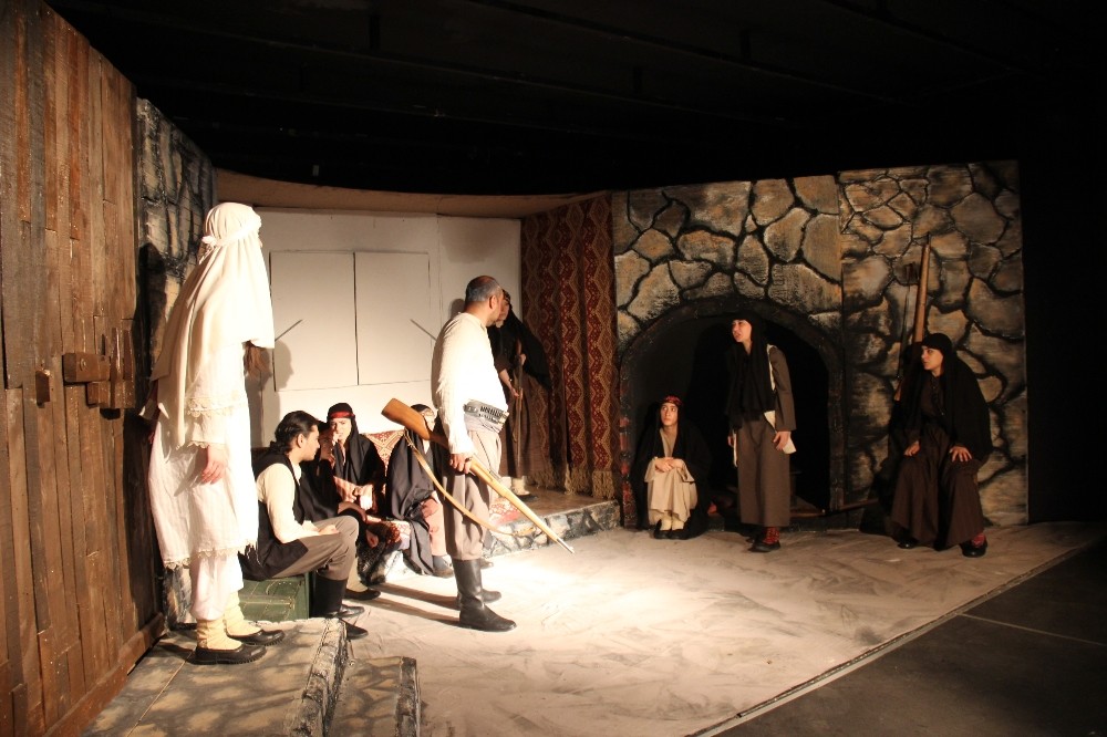 Üniversite öğrencilerinin “Töre” oyunu beğeni ile izlendi 