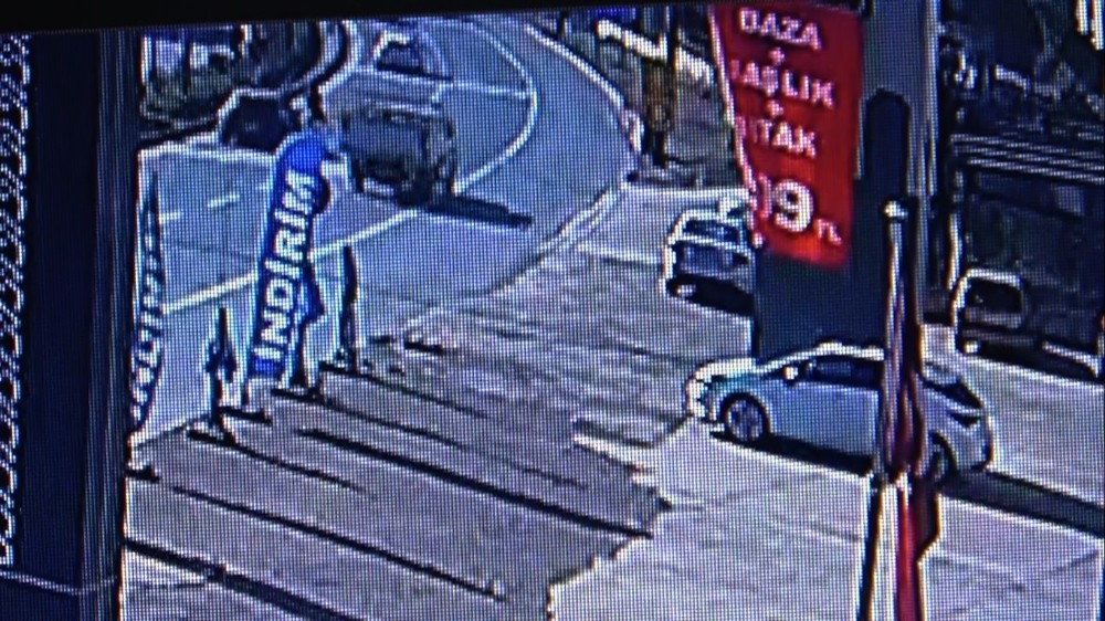 Üniversite öğrencisi genç kızın hayatını kaybettiği kaza güvenlik kamerasına yansıdı 