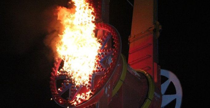 Üniversite şenliğinde görünmez kaza; 40 kişinin içinde bulunduğu ranger alev aldı
