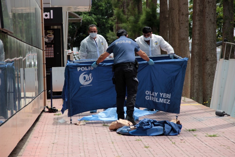 Üniversite yemekhanesi çatısından düşen işçi hayatını kaybetti 
